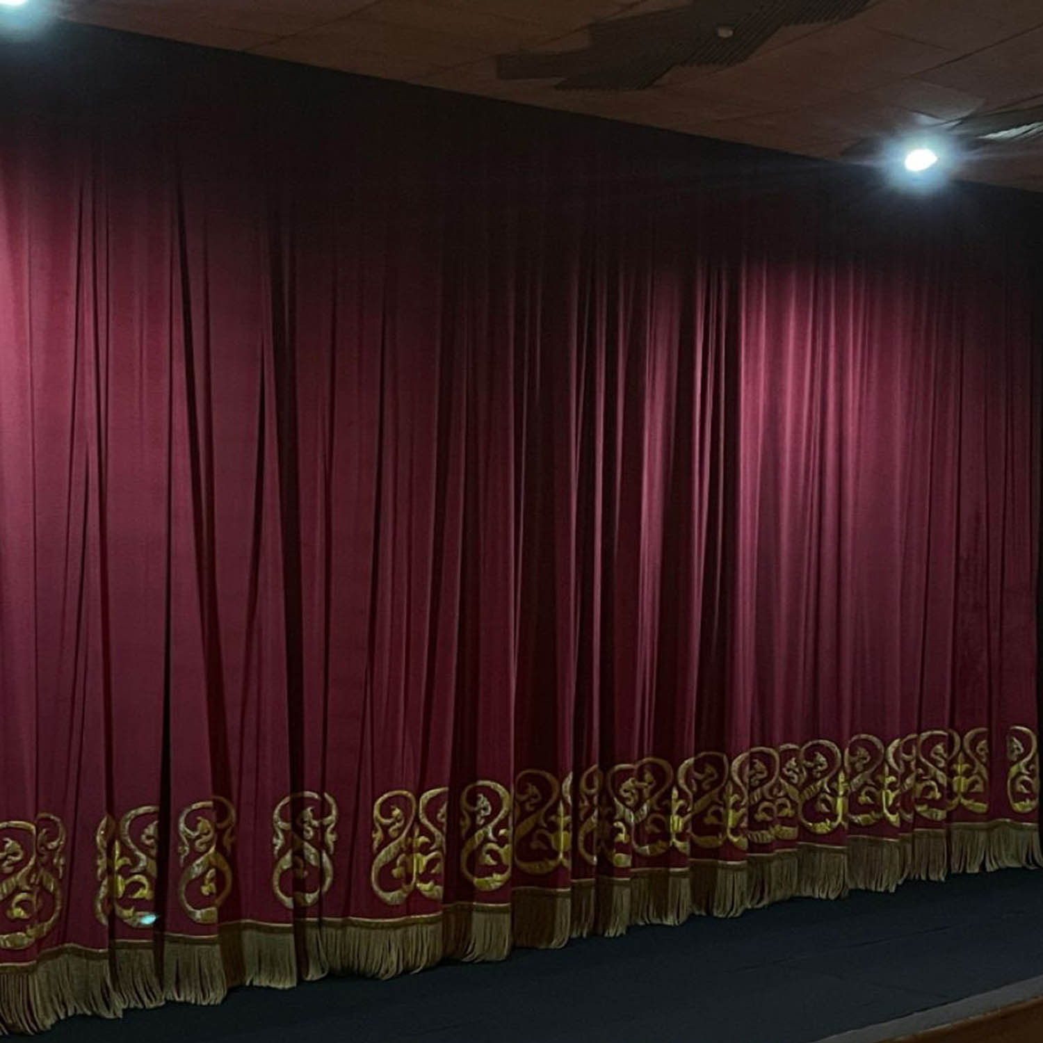 Ручная и машинная вышивка занавеса