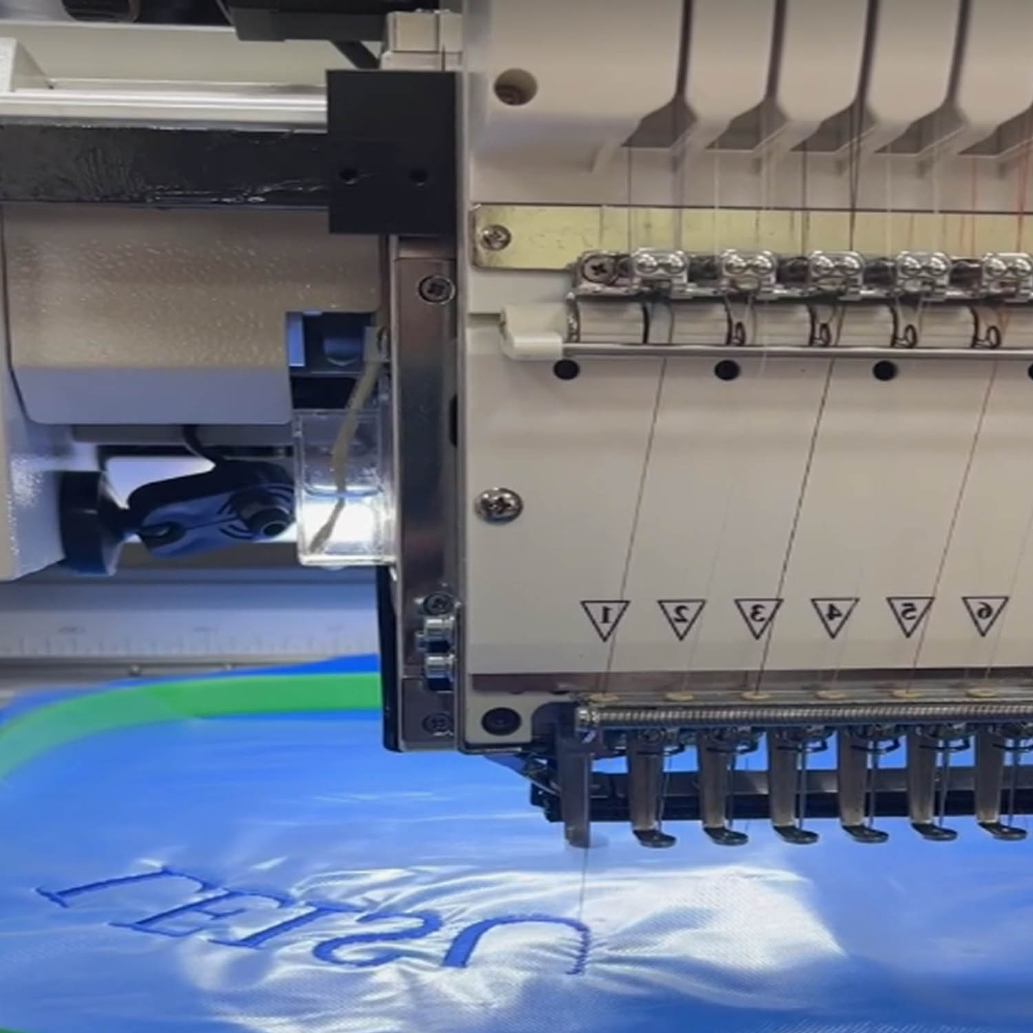 Ручная и машинная вышивка занавеса