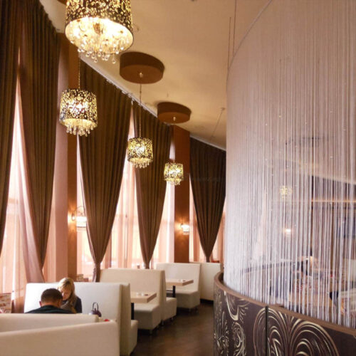 Шторы как стилистический акцент в интерьере ресторана